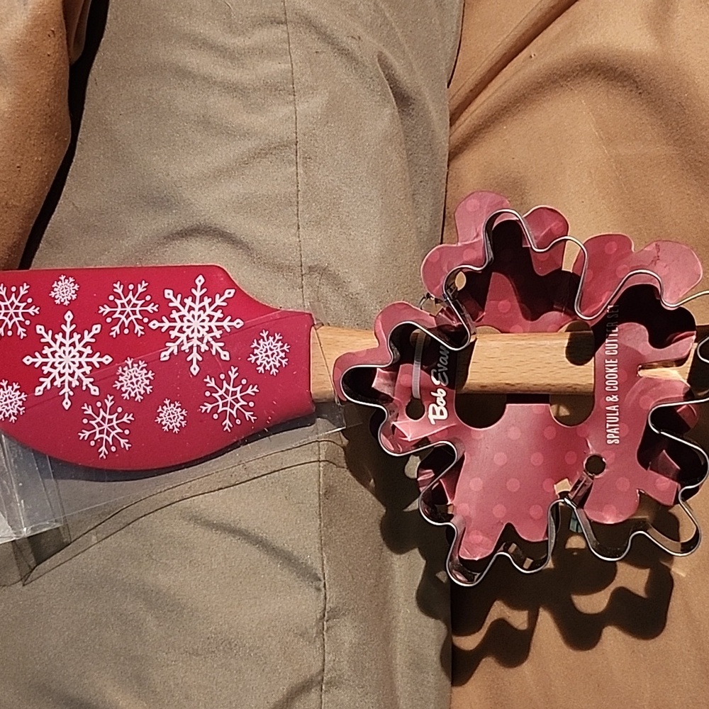 BOB EVANS  3 Spatula and Cookie Cutter Set - Picture 2 of 7